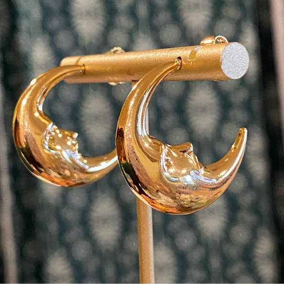 Macy's 14K Gold Plated Moon Crest Crescent Hoop Earrings NIB - Picture 5 of 13